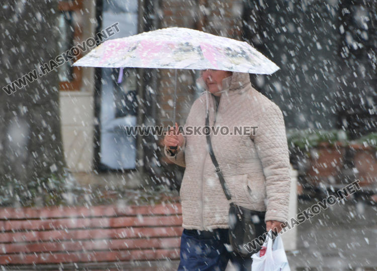 Студено и снежно днес