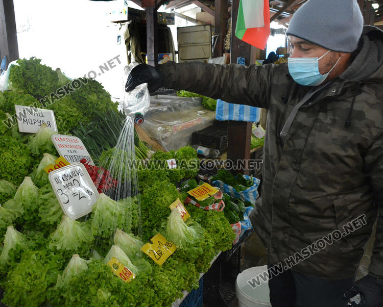 Търговците на зеленчуковия пазар ядосани: Купувачите не носят маски
