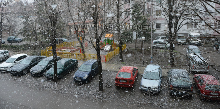 Студено и снежно днес