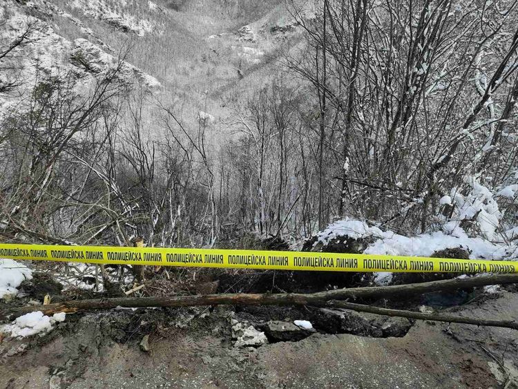 Багер се обърна в дере по пътя за Лъки 