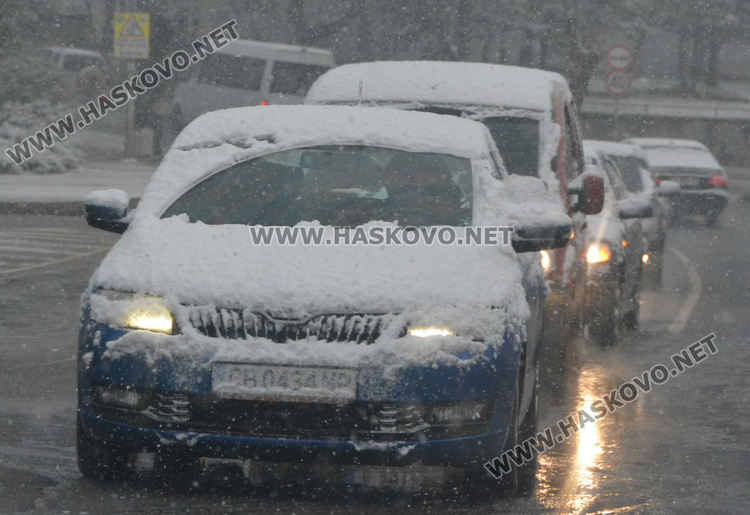 Студено и снежно днес