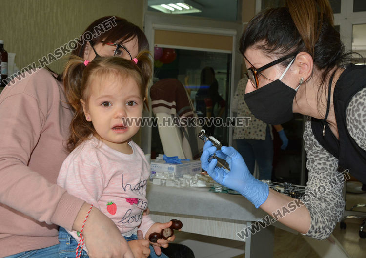 Бебета и възрастни с продупчени уши на Благовец в Хасково