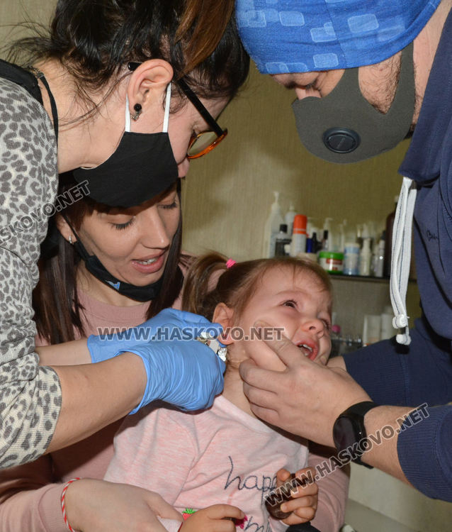 Бебета и възрастни с продупчени уши на Благовец в Хасково