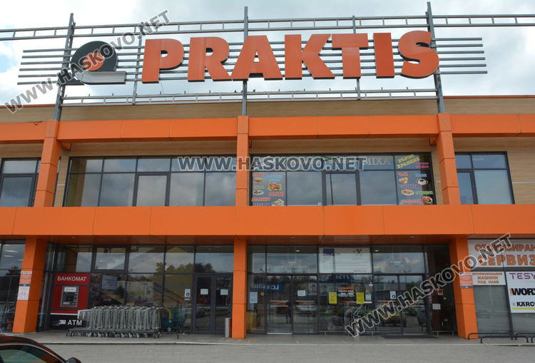 Част от големите вериги в Хасково преустроиха площите си и посрещат клиенти