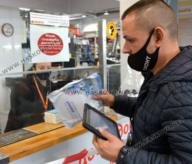 Част от големите вериги в Хасково преустроиха площите си и посрещат клиенти