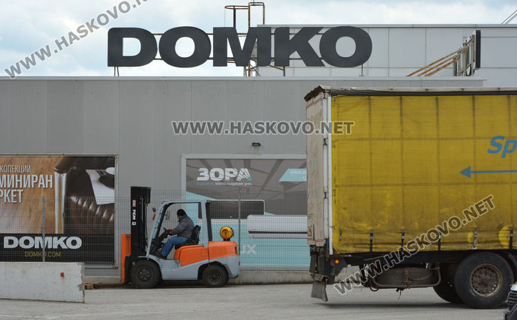 Част от големите вериги в Хасково преустроиха площите си и посрещат клиенти