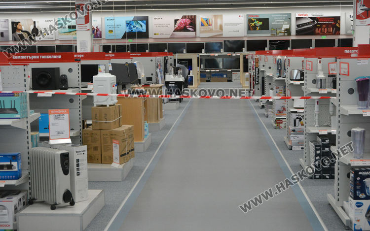 Част от големите вериги в Хасково преустроиха площите си и посрещат клиенти