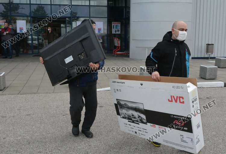 Част от големите вериги в Хасково преустроиха площите си и посрещат клиенти