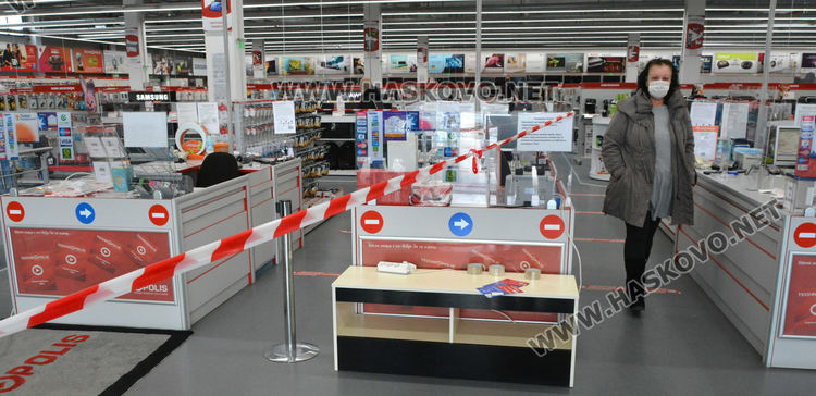 Част от големите вериги в Хасково преустроиха площите си и посрещат клиенти