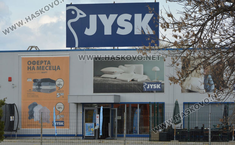 Част от големите вериги в Хасково преустроиха площите си и посрещат клиенти