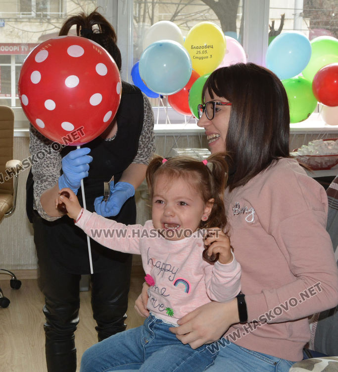 Бебета и възрастни с продупчени уши на Благовец в Хасково