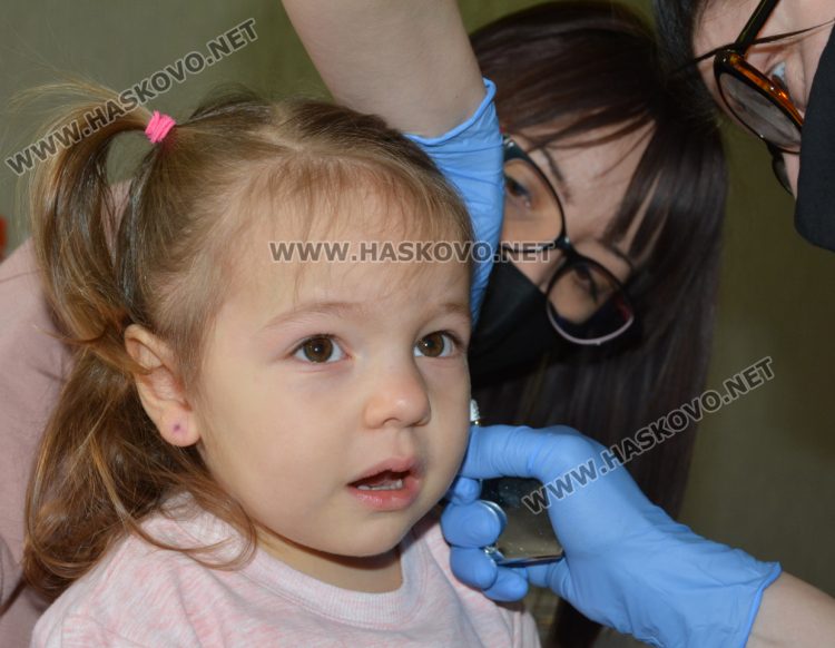 Бебета и възрастни с продупчени уши на Благовец в Хасково