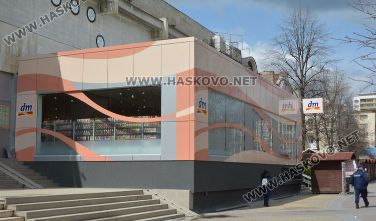 Част от големите вериги в Хасково преустроиха площите си и посрещат клиенти