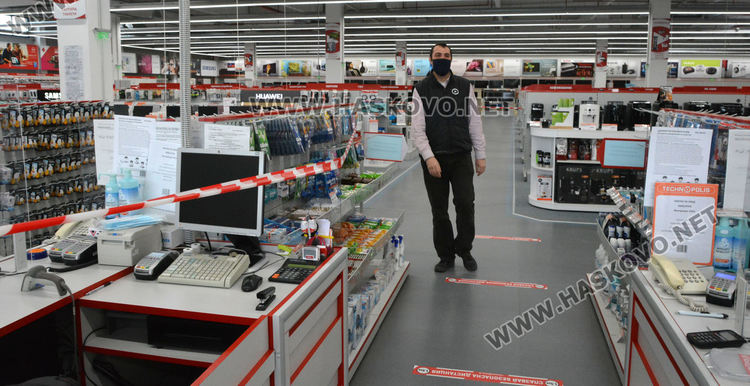 Част от големите вериги в Хасково преустроиха площите си и посрещат клиенти