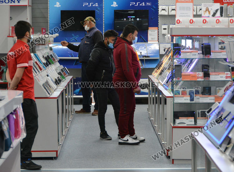 Част от големите вериги в Хасково преустроиха площите си и посрещат клиенти