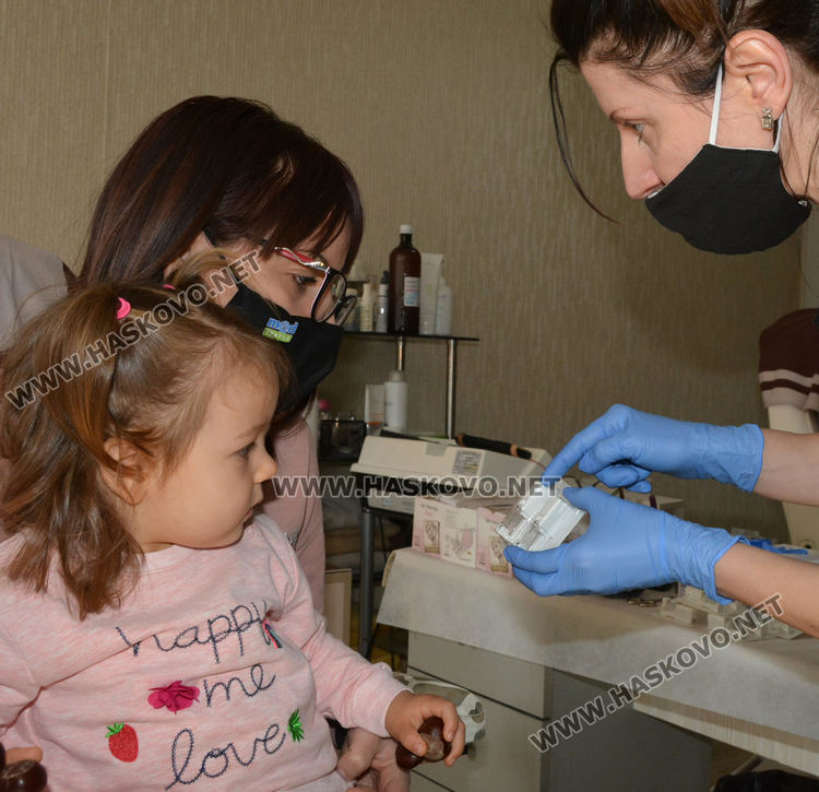 Бебета и възрастни с продупчени уши на Благовец в Хасково