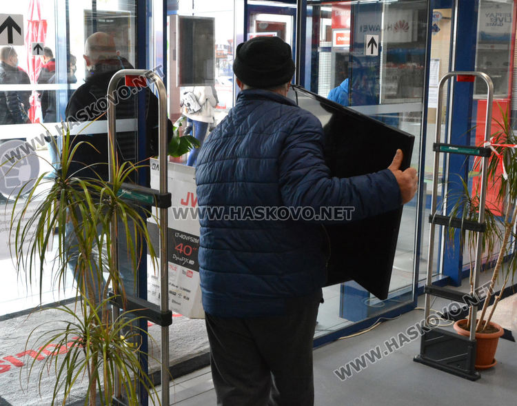 Част от големите вериги в Хасково преустроиха площите си и посрещат клиенти