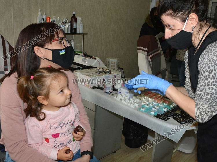 Бебета и възрастни с продупчени уши на Благовец в Хасково