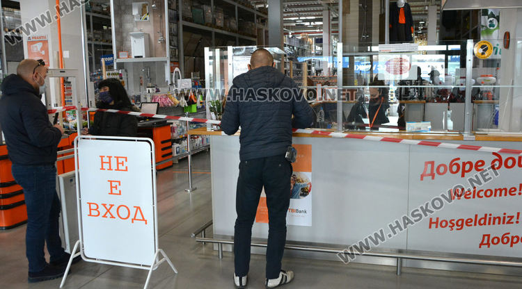 Част от големите вериги в Хасково преустроиха площите си и посрещат клиенти