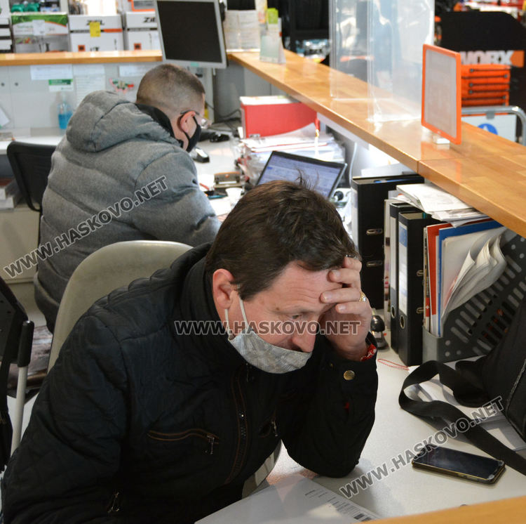 Част от големите вериги в Хасково преустроиха площите си и посрещат клиенти