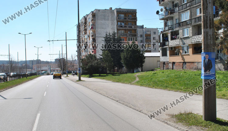 „Войната“ за предизборните плакати се прехвърли на спирки и стълбове в Хасково