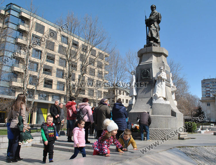 В Хасково поднесоха венци и цветя в Деня на Тракия
