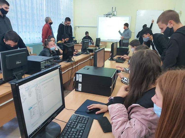 Златаровци ще експериментират изпитване в електронна среда