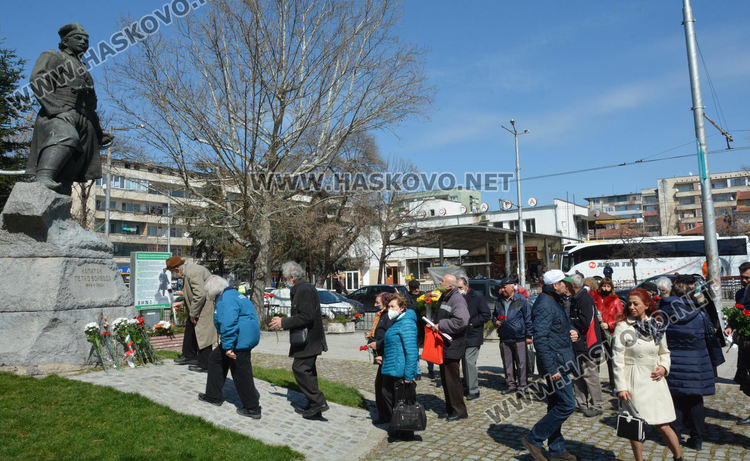 В Хасково поднесоха венци и цветя в Деня на Тракия