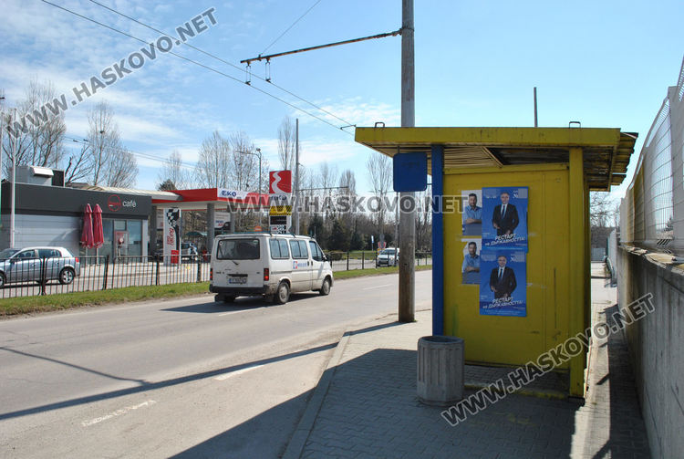 „Войната“ за предизборните плакати се прехвърли на спирки и стълбове в Хасково