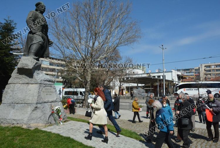 В Хасково поднесоха венци и цветя в Деня на Тракия