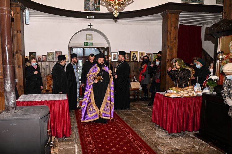 В смолянския храм &bdquo;Св. Дух&ldquo; продължи четенето на Богородичния акатист