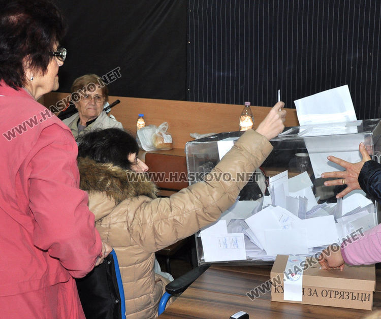 Избирателите с увредено зрение и двигателни затруднения гласуват в 27 СИК в Хасковска област за НС