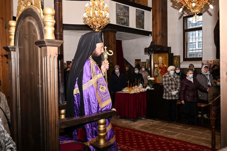 В смолянския храм &bdquo;Св. Дух&ldquo; продължи четенето на Богородичния акатист