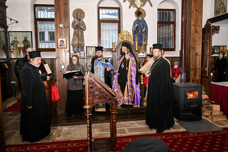 В смолянския храм &bdquo;Св. Дух&ldquo; продължи четенето на Богородичния акатист