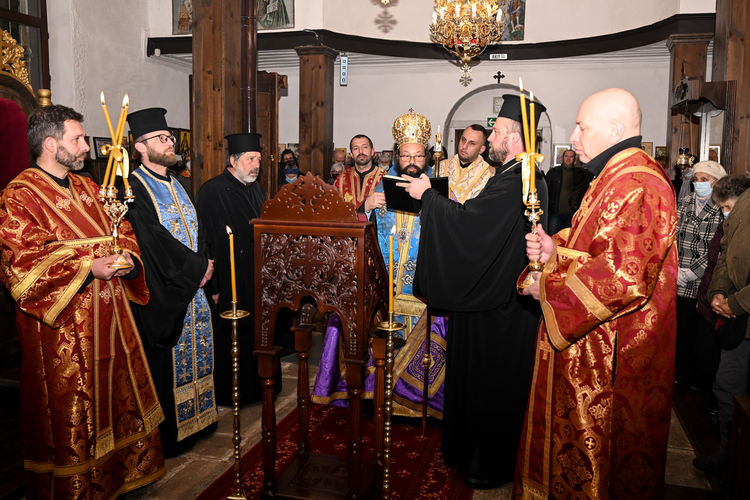 В смолянския храм &bdquo;Св. Дух&ldquo; продължи четенето на Богородичния акатист