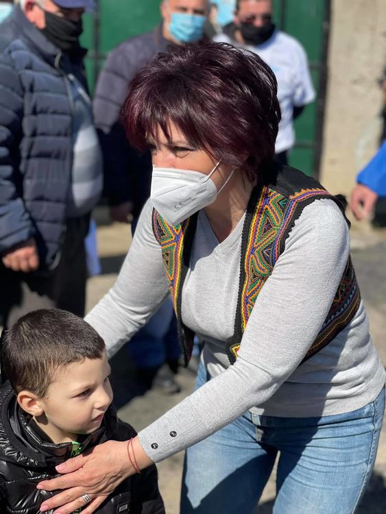 Цвета Караянчева в Жълтуша: Не сме салонни политици,всеки ден сме сред хората!