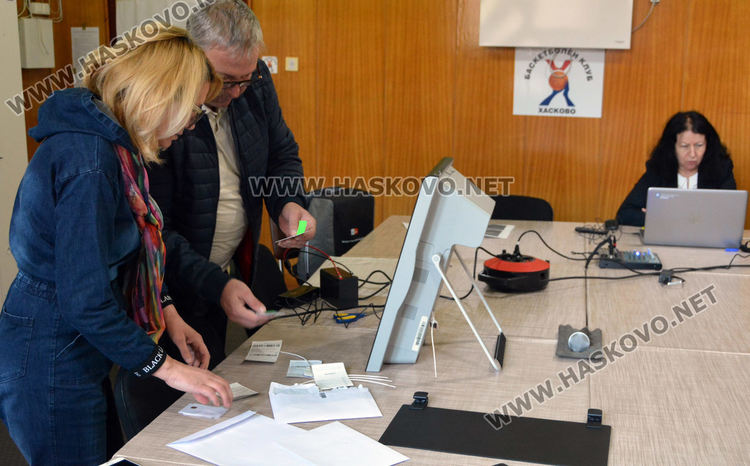 14 екипа на РИК и 18 на Информационно обслужване на терен в нощта на изборите за прием на протоколите от СИК