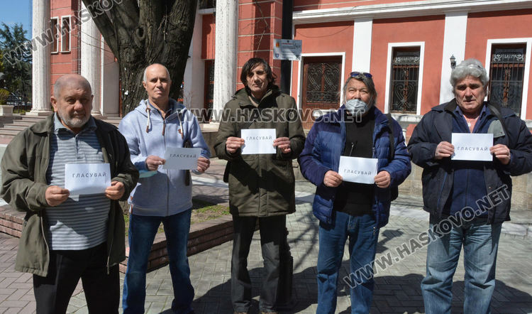 Иван Тошев, Димитър Апостолов, Данаил Дяков, Недялко Вапцаров и Марио Бисеров