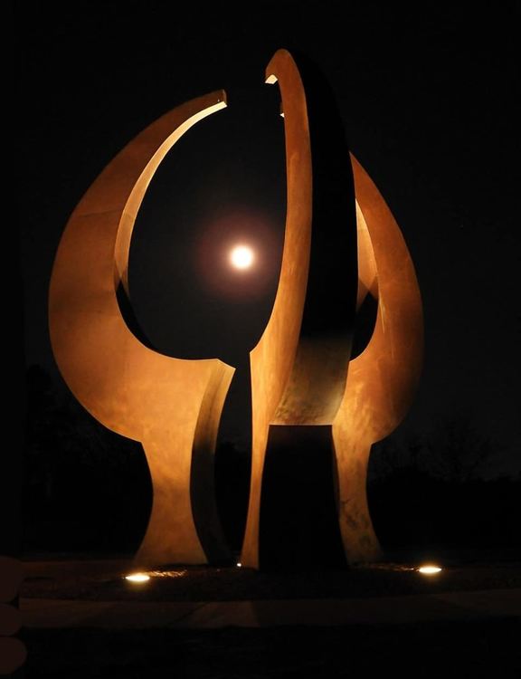 Пролетната Супер Луна грее ярка и голяма