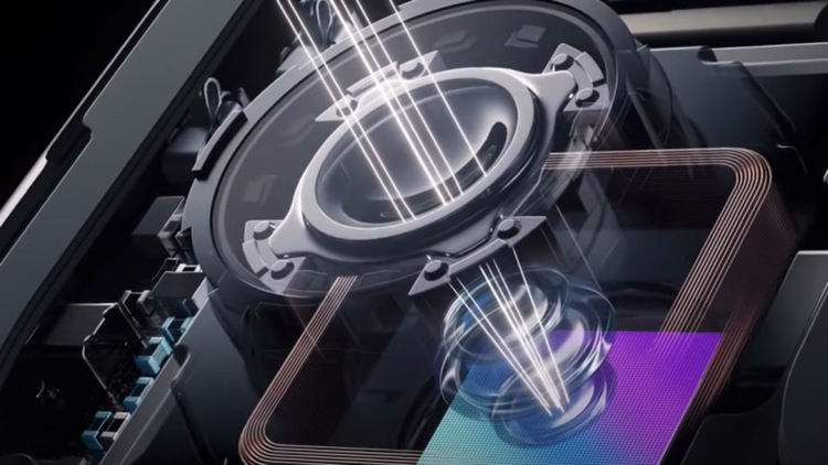 Първият телефон с течна леща в камерата