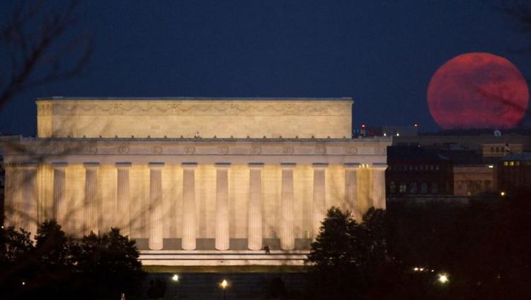 Пролетната Супер Луна грее ярка и голяма