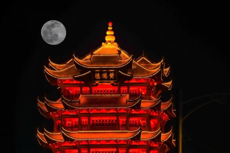 Пролетната Супер Луна грее ярка и голяма