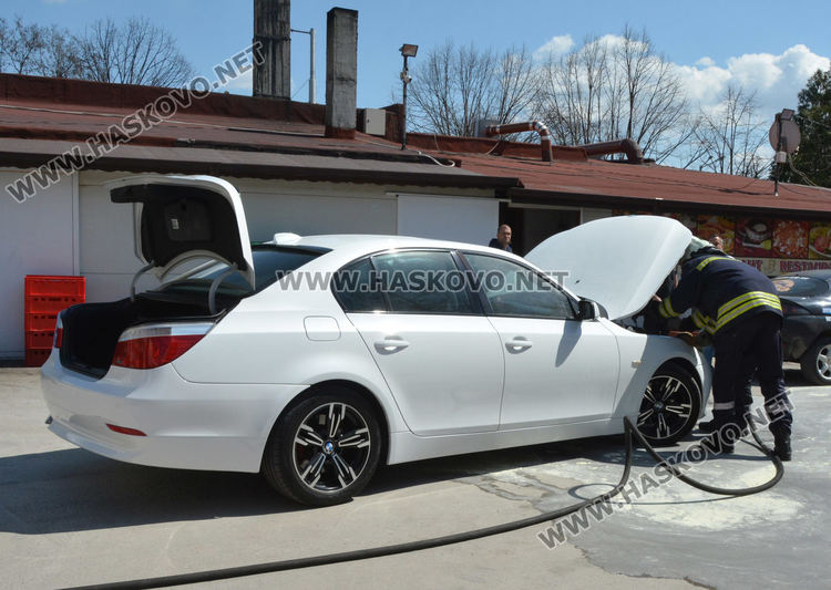 БМВ изпуши на паркинг в Хасково