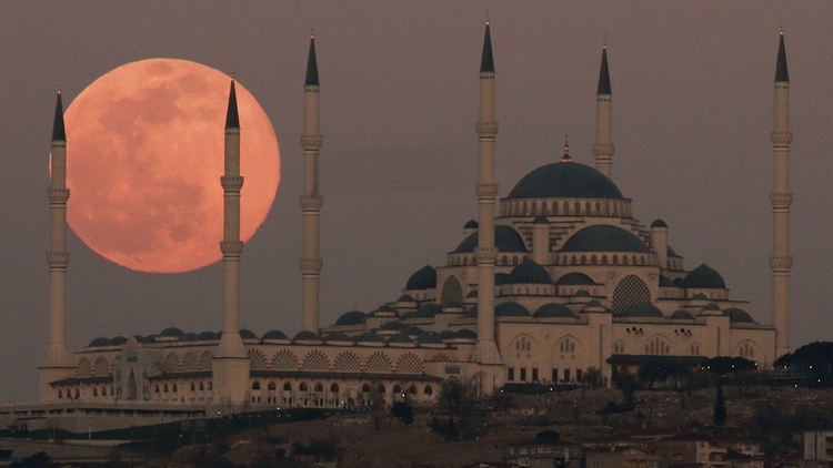 Пролетната Супер Луна грее ярка и голяма