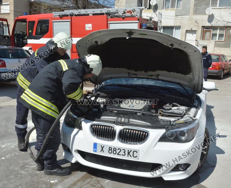 БМВ изпуши на паркинг в Хасково