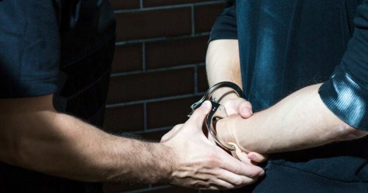 Задържаха пиян младеж потрошил покъщнината на  баба си