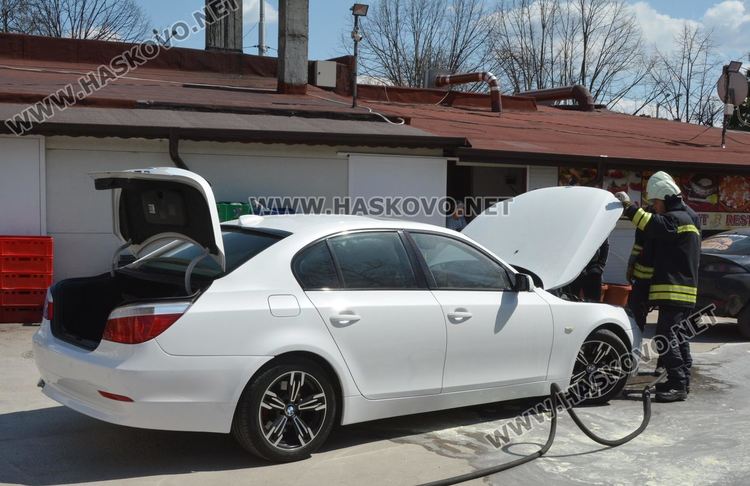 БМВ изпуши на паркинг в Хасково