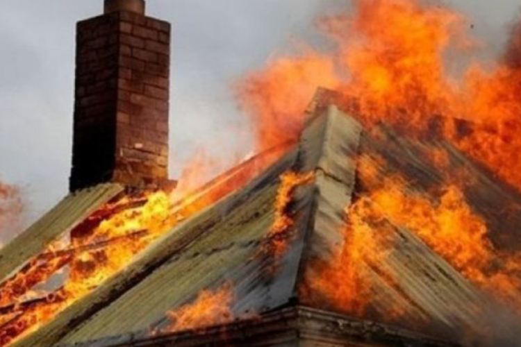 Шест пожара гасиха през почивните дни, изгоря етаж от къща, горяха и стърнища