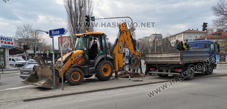 Продължава възстановяването на щетите от падналата топола 