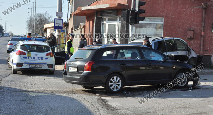 Шофьор пострада при катастрофа на Кърджалийска